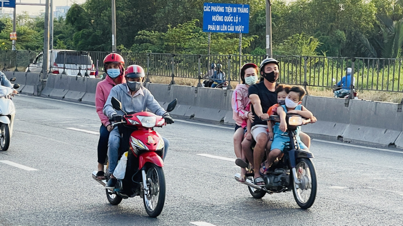 Xe cộ ùn ùn quay lại TPHCM sau kì nghỉ Tết ảnh 9