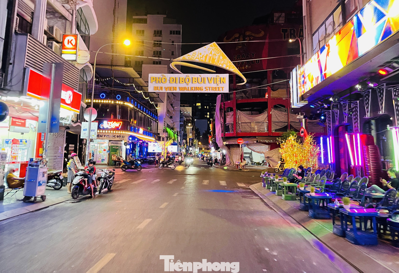 Phố Tây Bùi Viện 'vắng như chùa Bà Đanh' vì COVID-19 ảnh 14