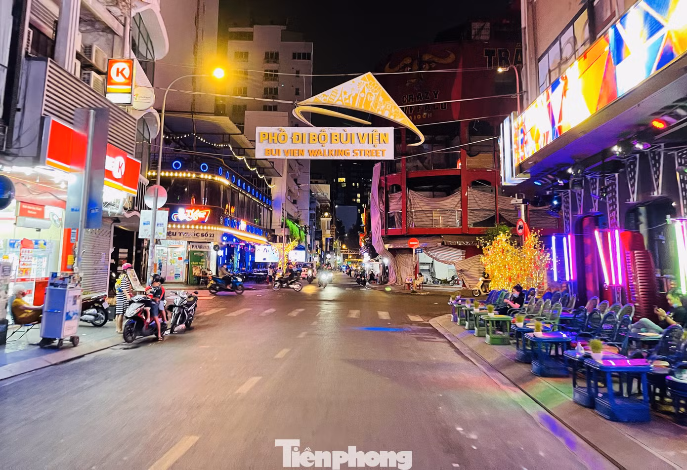 Phố Tây Bùi Viện 'vắng như chùa Bà Đanh' vì COVID-19 ảnh 14