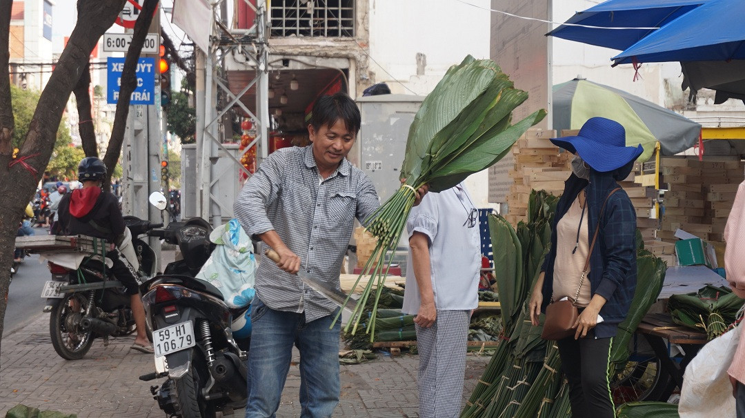 Dịch COVID-19 trở lại, chợ lá dong lớn nhất TPHCM rơi cảnh thưa vắng ảnh 11