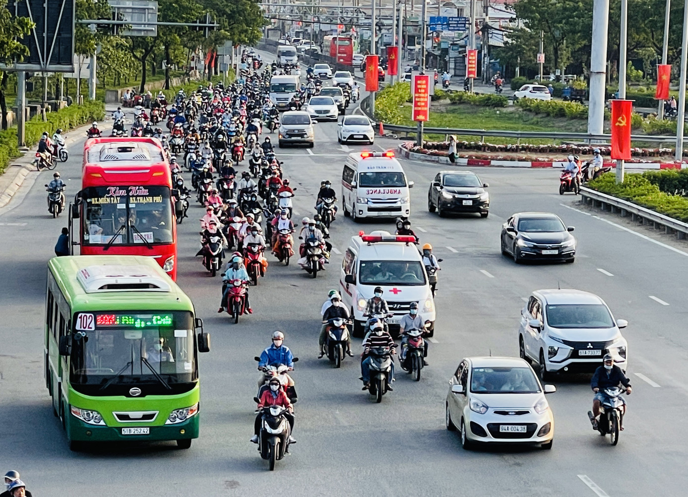 Xe cộ ùn ùn quay lại TPHCM sau kì nghỉ Tết ảnh 2