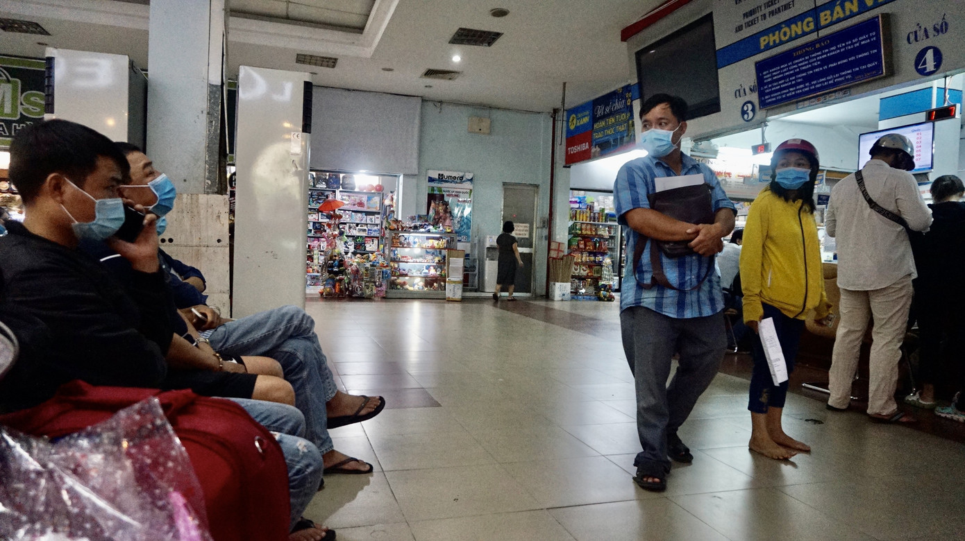 Cận cảnh người dân đi trả vé tàu về Tết ở ga Sài Gòn ảnh 1