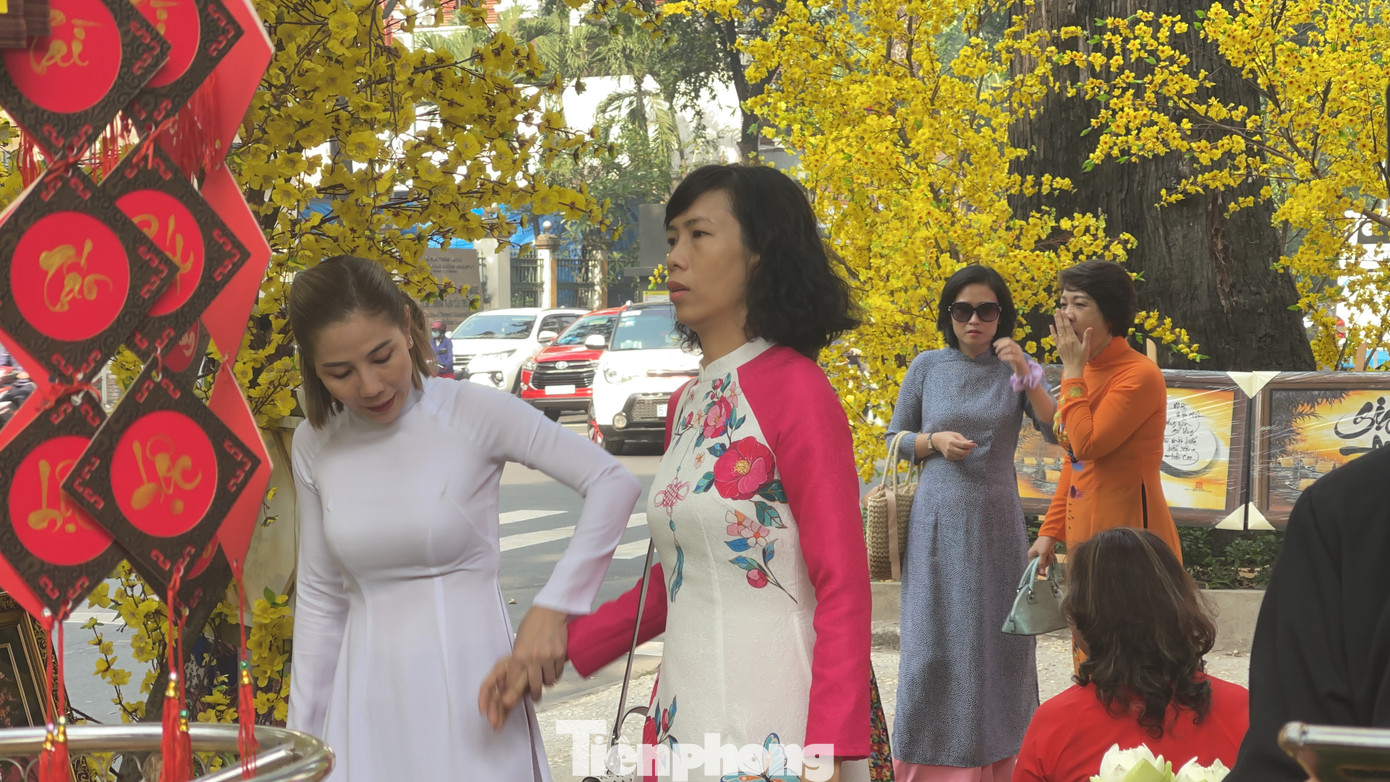 TPHCM: Du xuân sớm, nhiều người lơ là phòng dịch COVID -19 ảnh 13