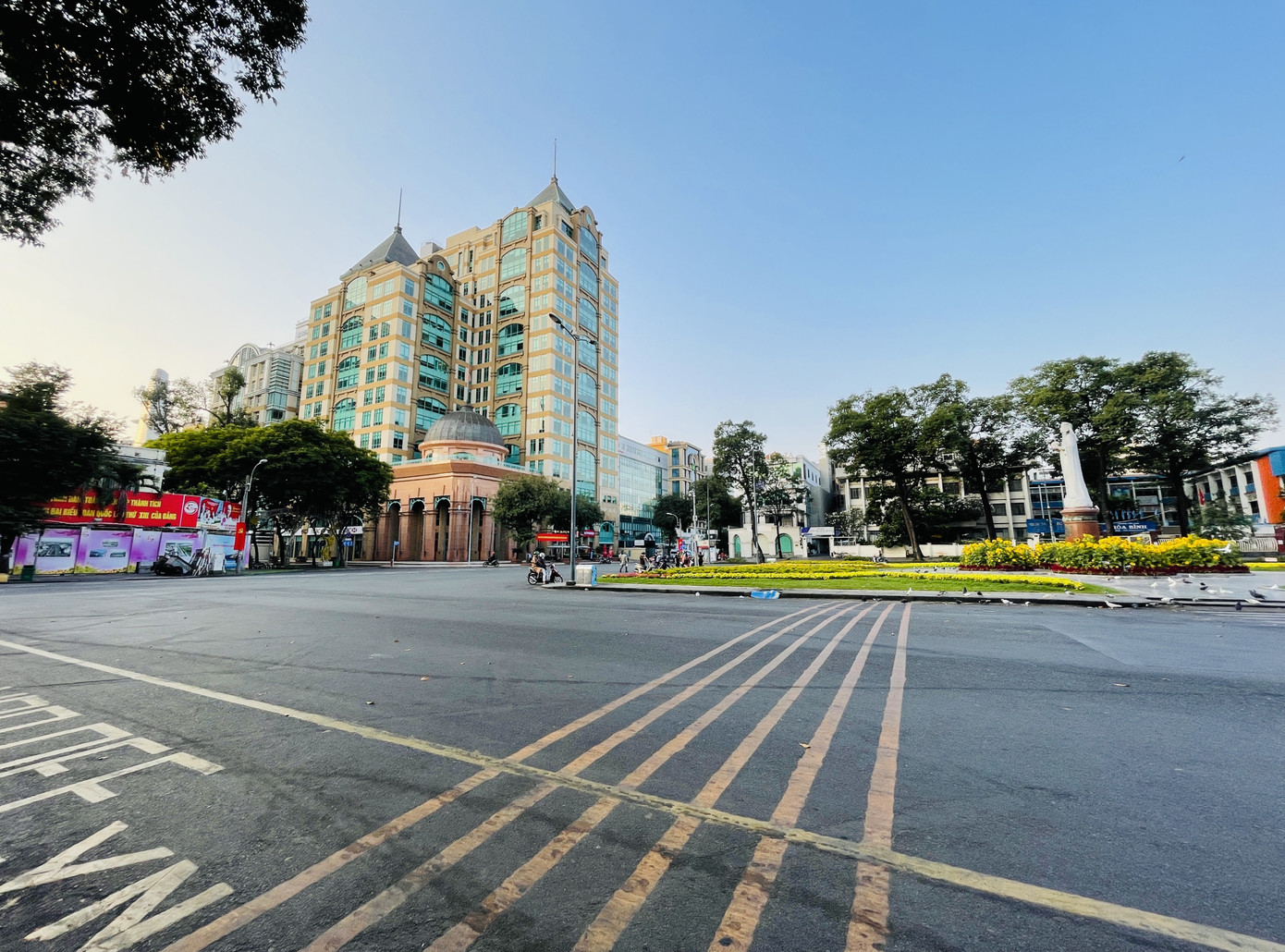 Cảnh vắng vẻ khác lạ ở TPHCM trong ngày đầu đi làm trở lại ảnh 8