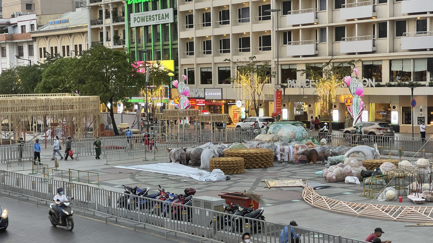 Hối hả thi công đường hoa Nguyễn Huệ ảnh 2