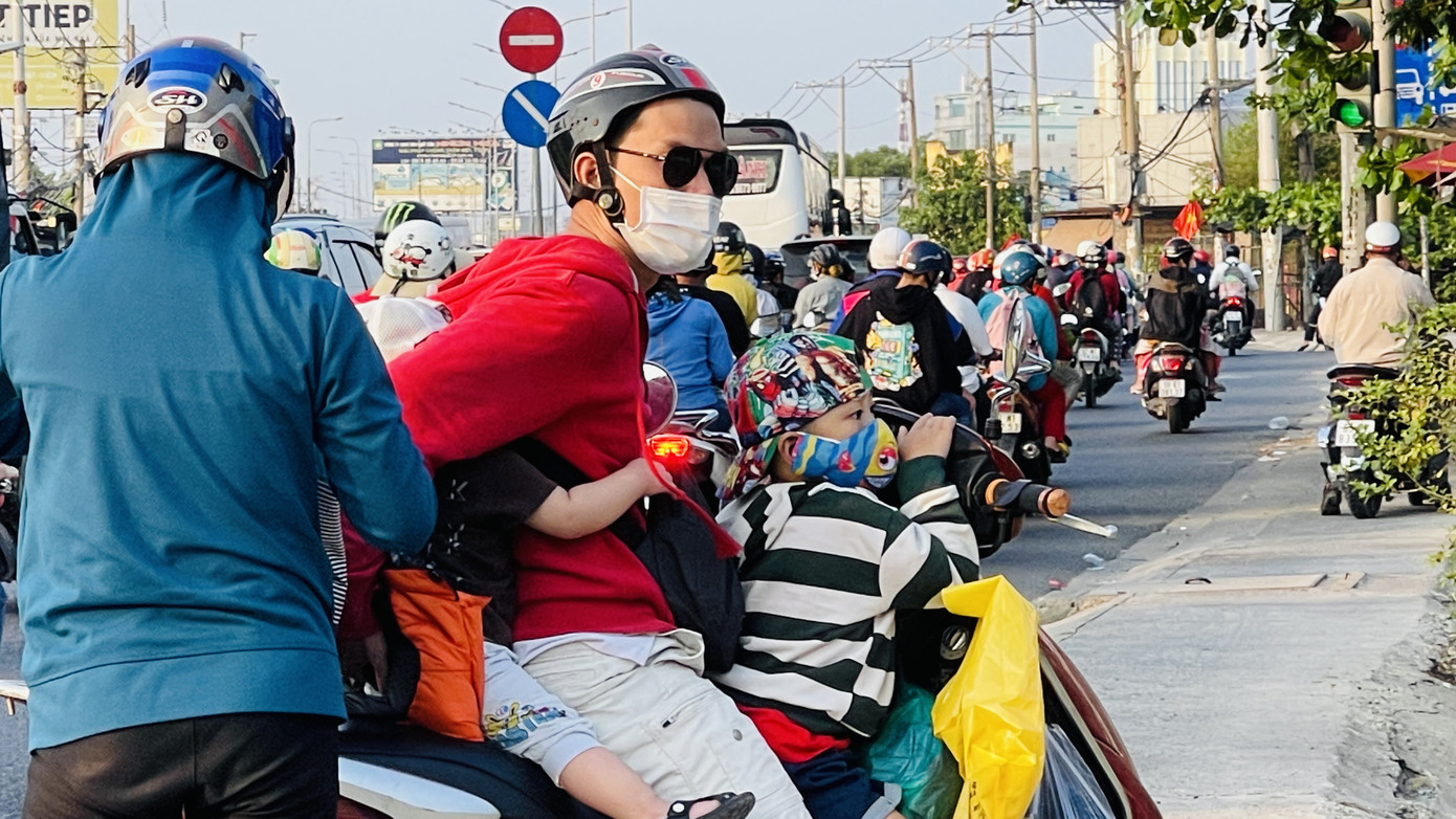 Xe cộ ùn ùn quay lại TPHCM sau kì nghỉ Tết ảnh 11