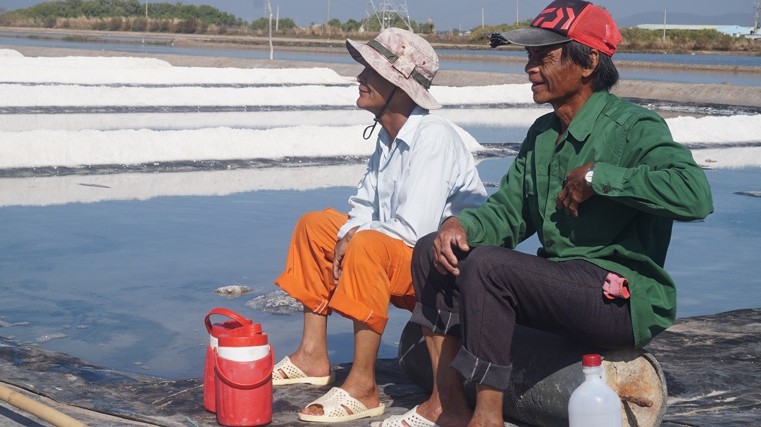 Cận cảnh 'nghề gieo nước biển' đầu năm ở phương Nam ảnh 11