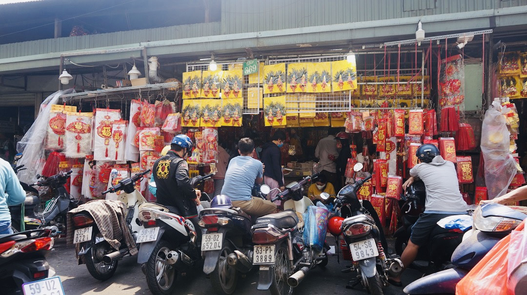 Người Sài Gòn tranh thủ sắm iPad, iPhone về cúng ông Công ông Táo ảnh 16