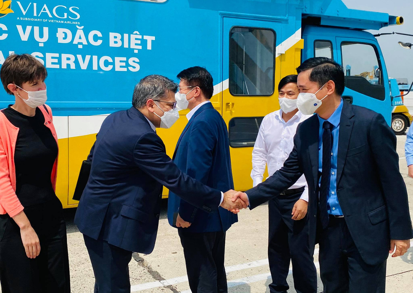 Cận cảnh lô vắc xin ngừa COVID-19 đầu tiên về Việt Nam ảnh 6