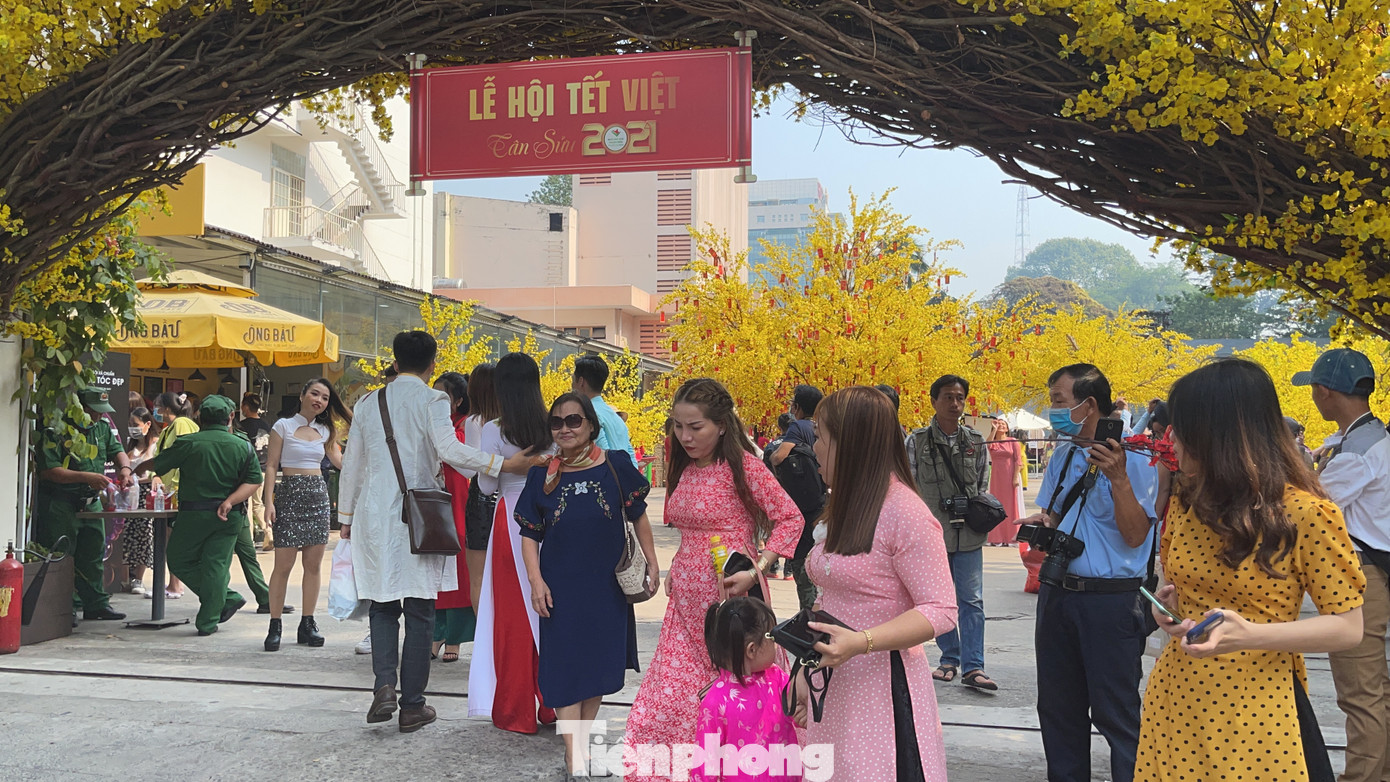 TPHCM: Du xuân sớm, nhiều người lơ là phòng dịch COVID -19 ảnh 2