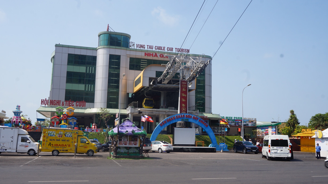 5 thuỷ thủ dương tính SARS-CoV-2: Đường phố Vũng Tàu vắng vẻ, khách tắm biển đeo khẩu trang ảnh 5