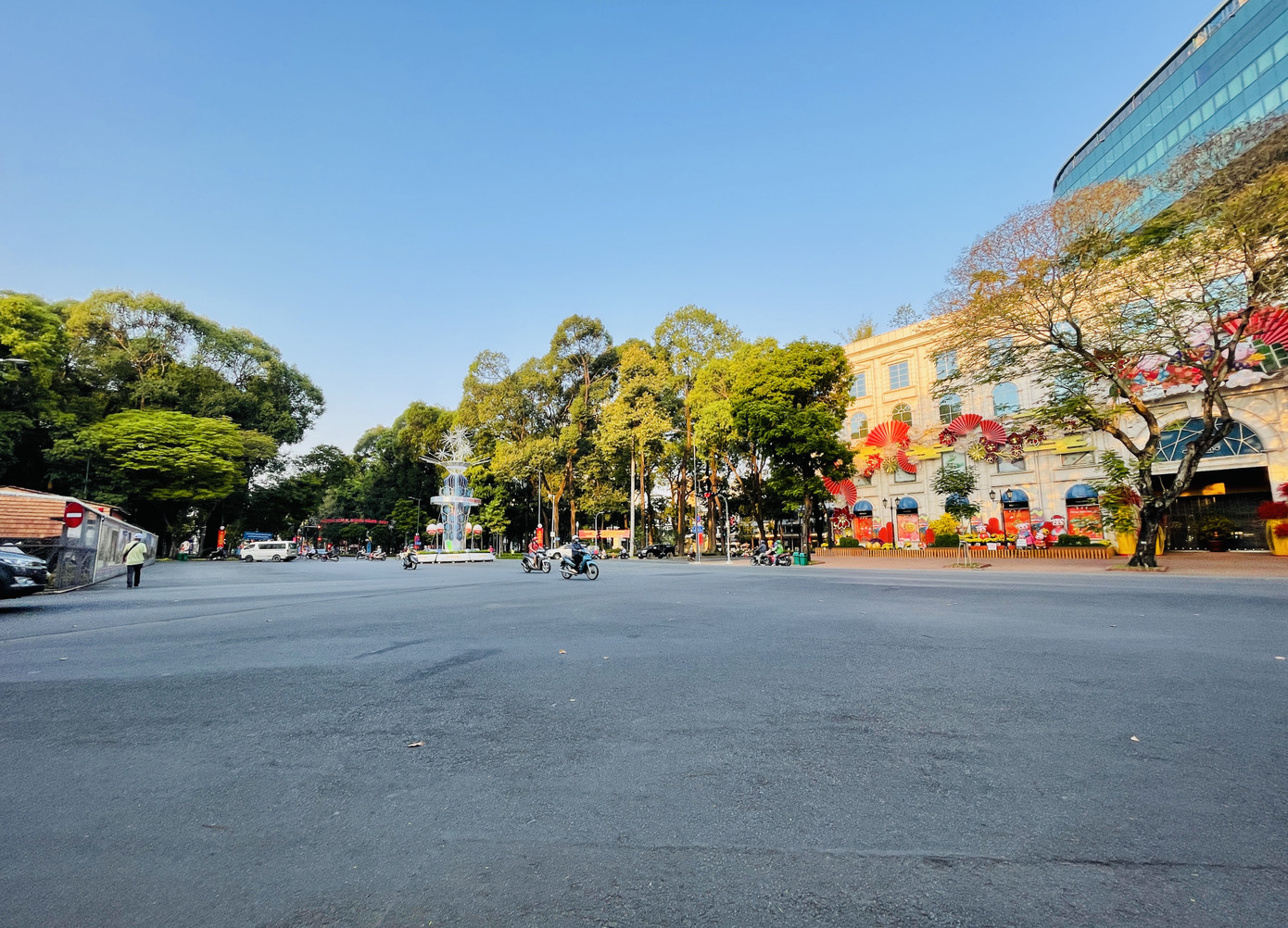 Cảnh vắng vẻ khác lạ ở TPHCM trong ngày đầu đi làm trở lại ảnh 3