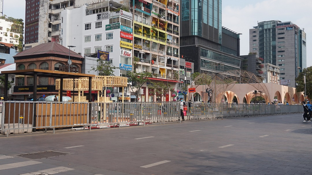 Hối hả thi công đường hoa Nguyễn Huệ ảnh 14