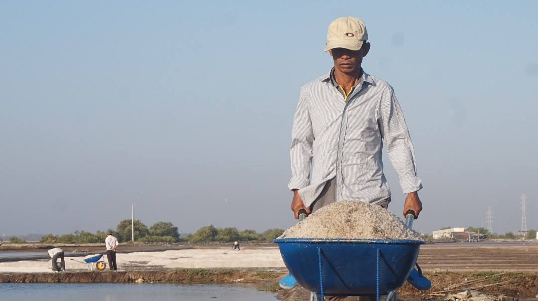 Cận cảnh 'nghề gieo nước biển' đầu năm ở phương Nam ảnh 1