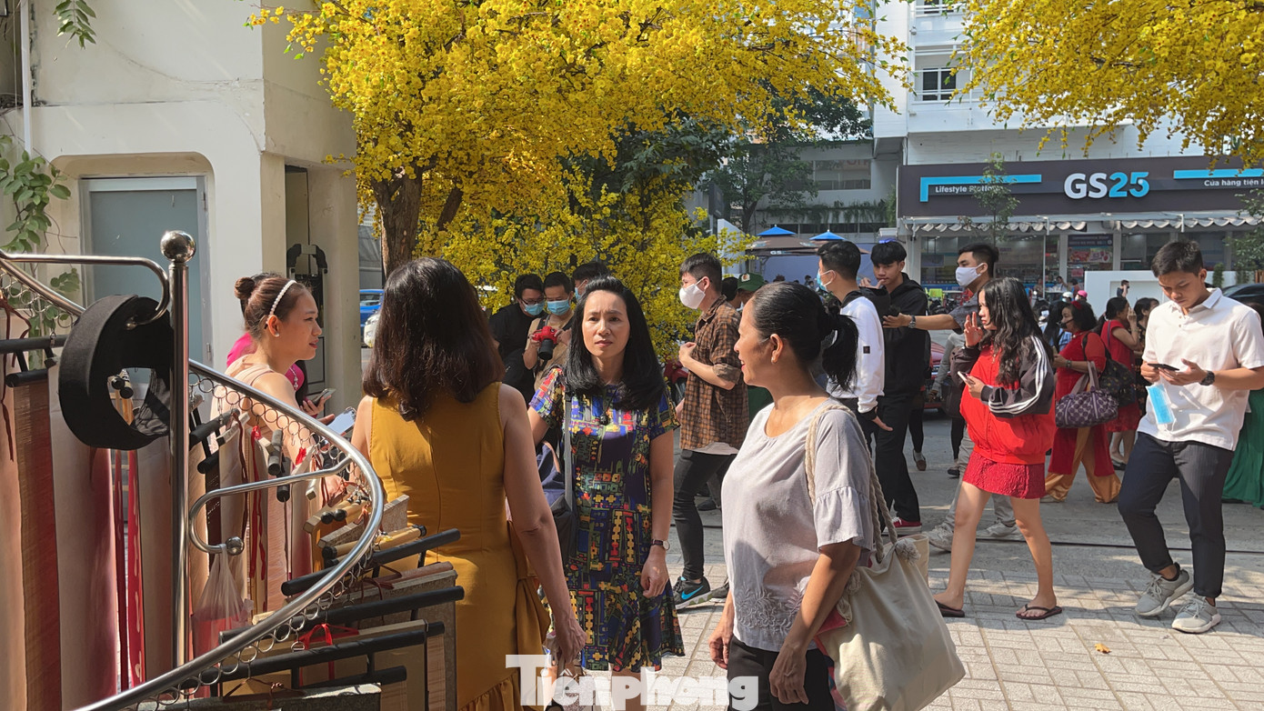 TPHCM: Du xuân sớm, nhiều người lơ là phòng dịch COVID -19 ảnh 11