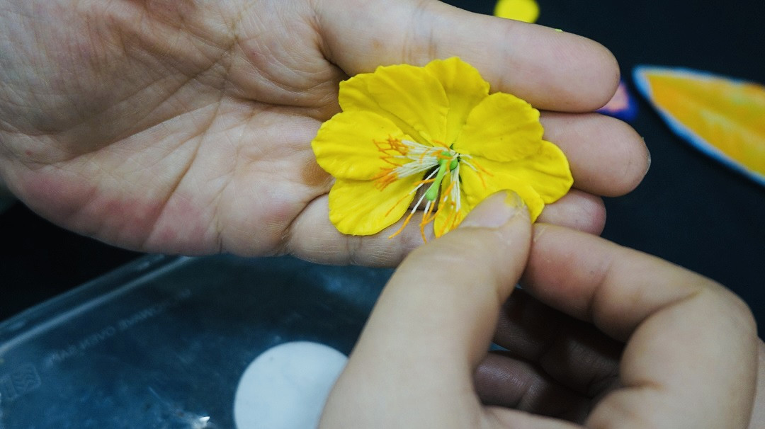 Độc đáo cây mai 'khủng' được tạo nên từ 35kg đất sét ảnh 9