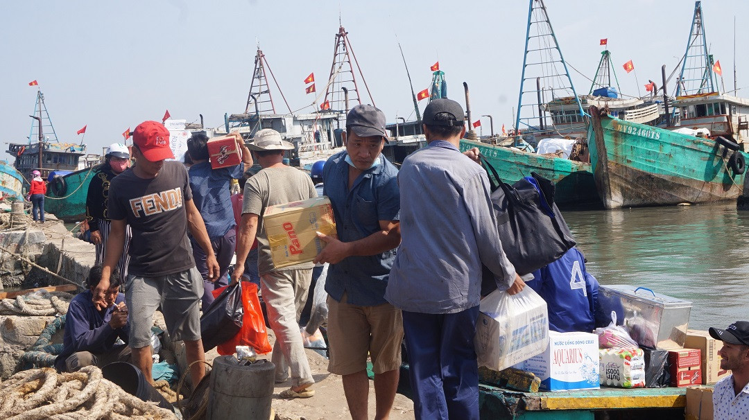 Cảnh ngư dân phấn khởi ra khơi đầu năm lấy lộc ảnh 5