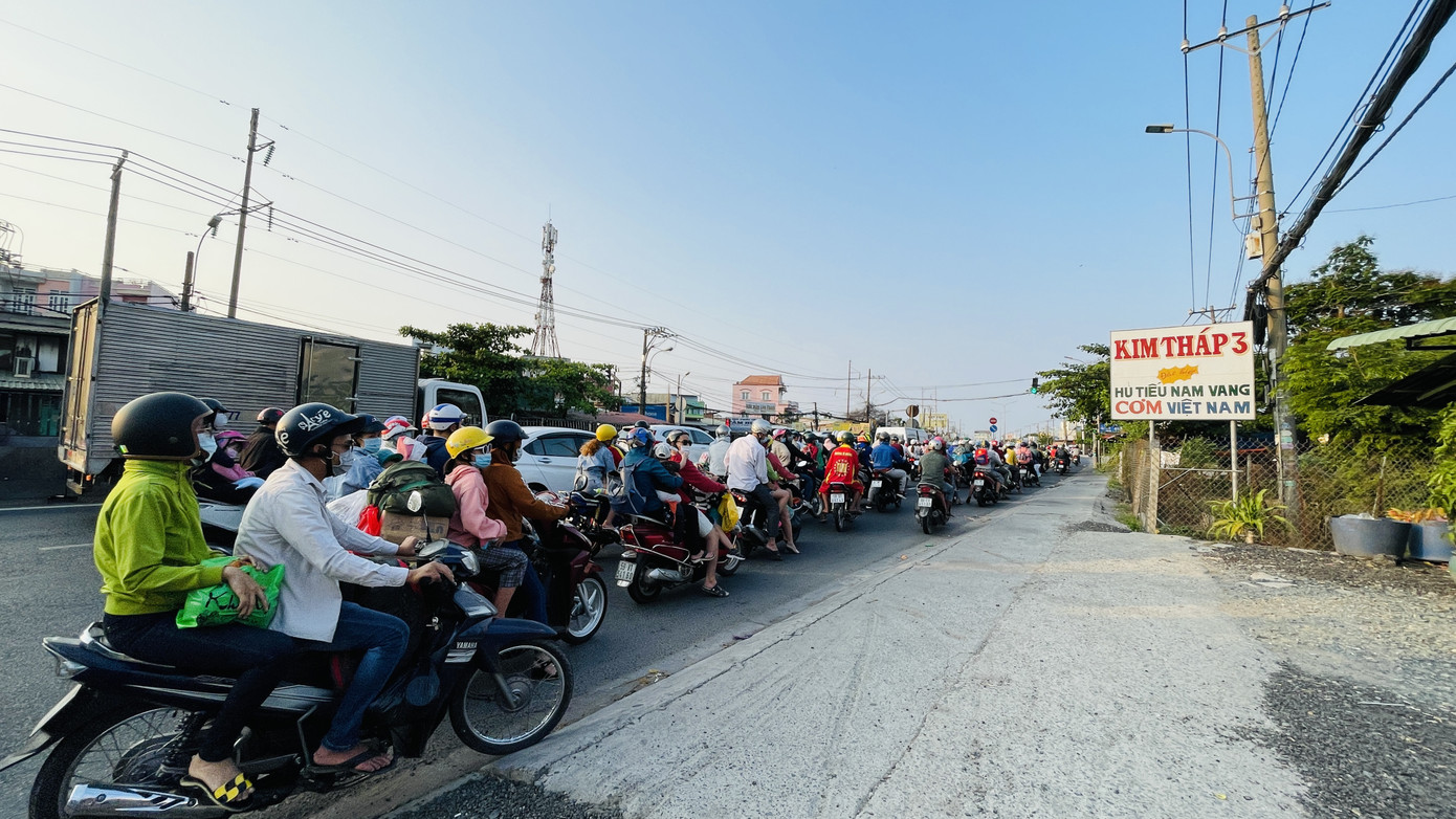 Xe cộ ùn ùn quay lại TPHCM sau kì nghỉ Tết ảnh 14