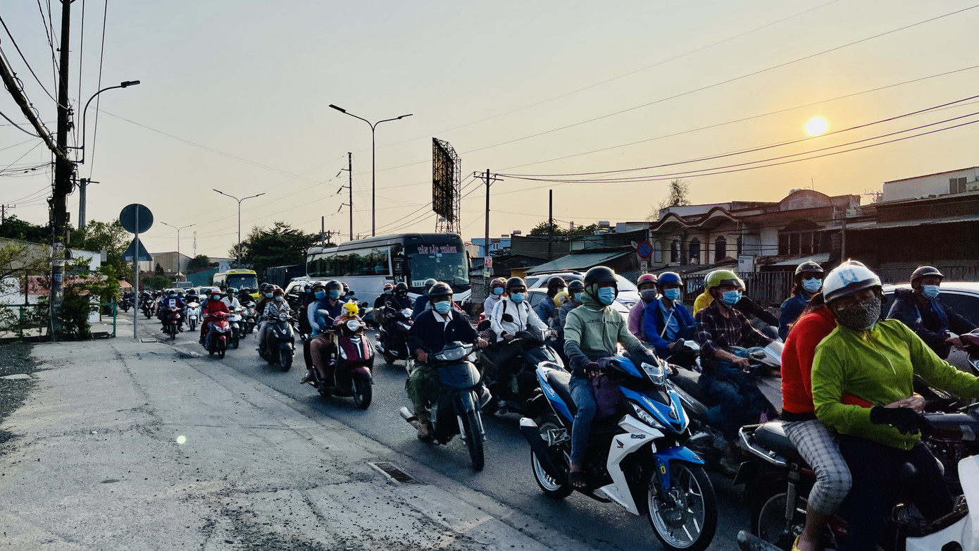 Xe cộ ùn ùn quay lại TPHCM sau kì nghỉ Tết ảnh 15