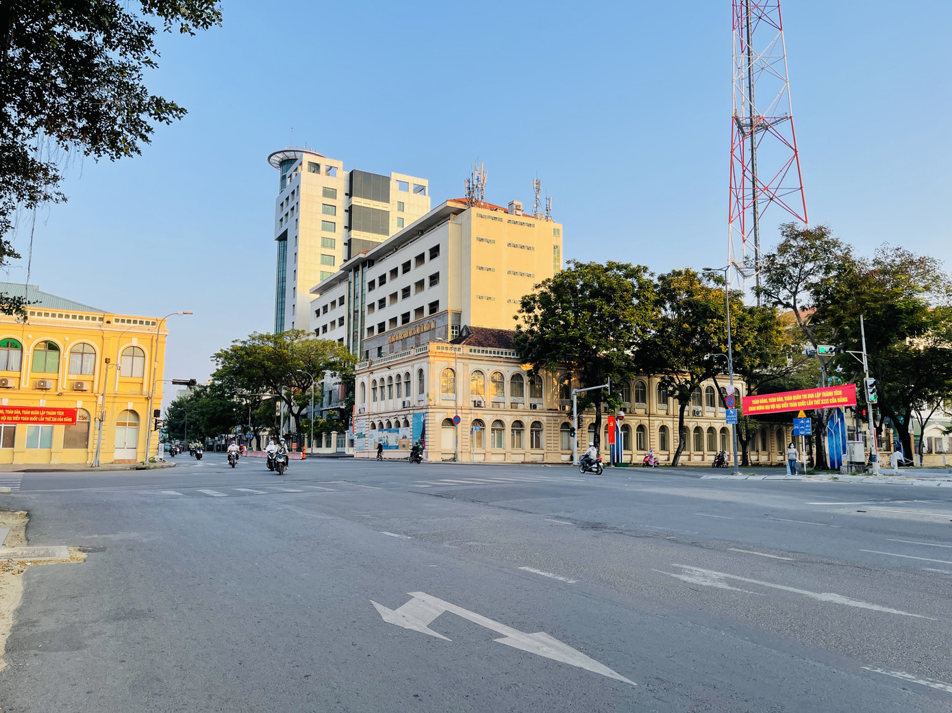 Cảnh vắng vẻ khác lạ ở TPHCM trong ngày đầu đi làm trở lại ảnh 2