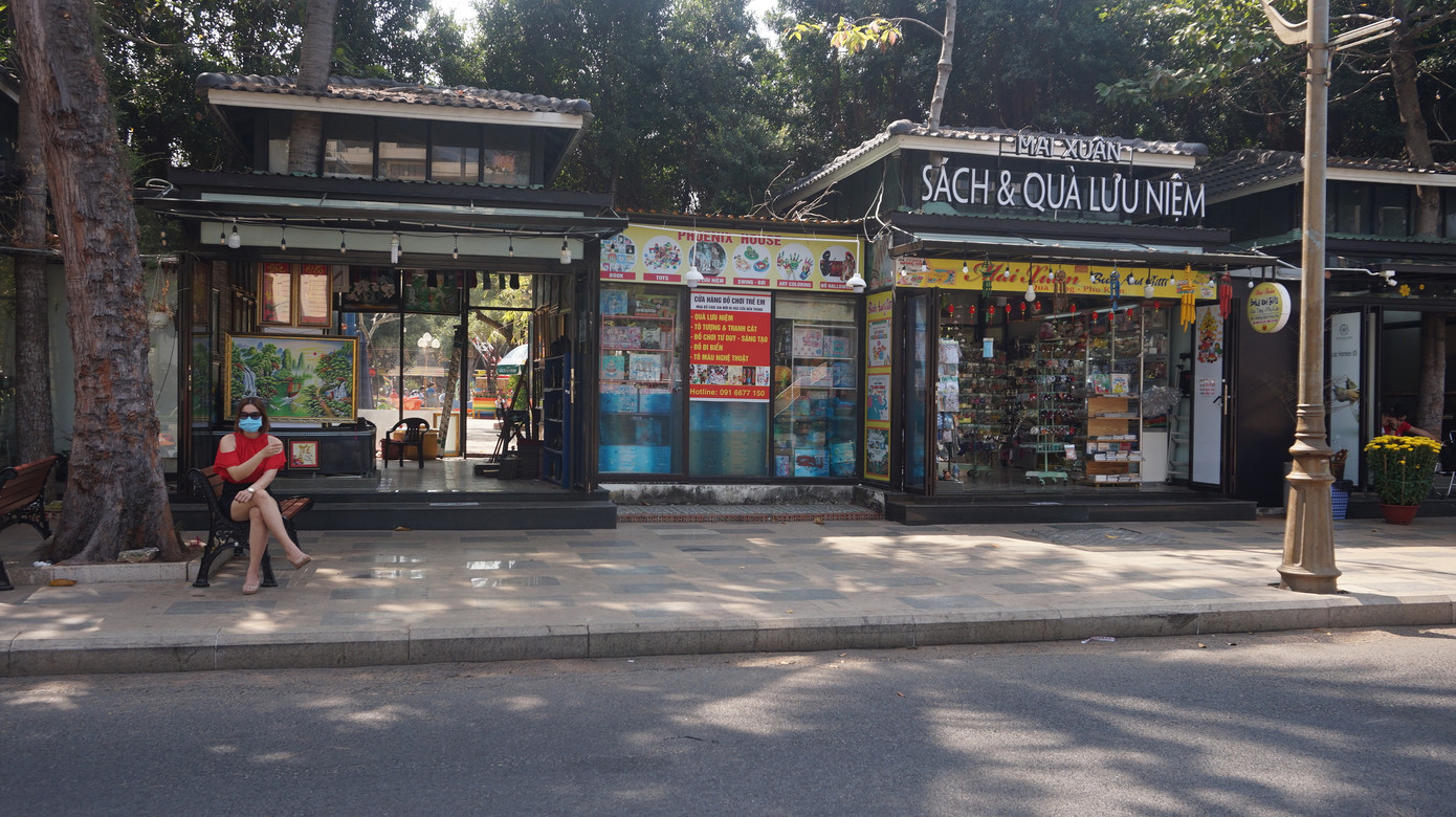 5 thuỷ thủ dương tính SARS-CoV-2: Đường phố Vũng Tàu vắng vẻ, khách tắm biển đeo khẩu trang ảnh 11