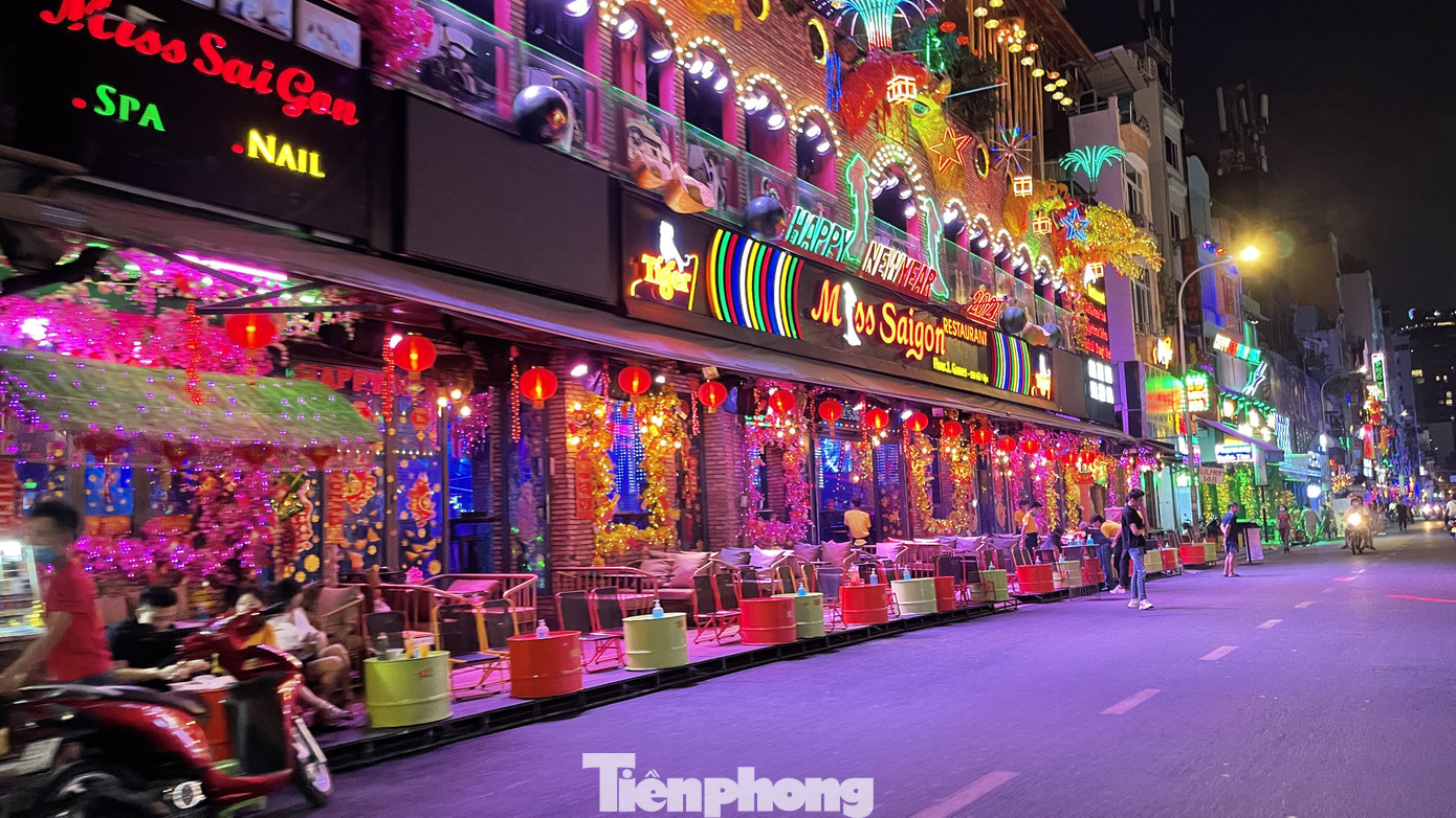 Phố Tây Bùi Viện 'vắng như chùa Bà Đanh' vì COVID-19 ảnh 12