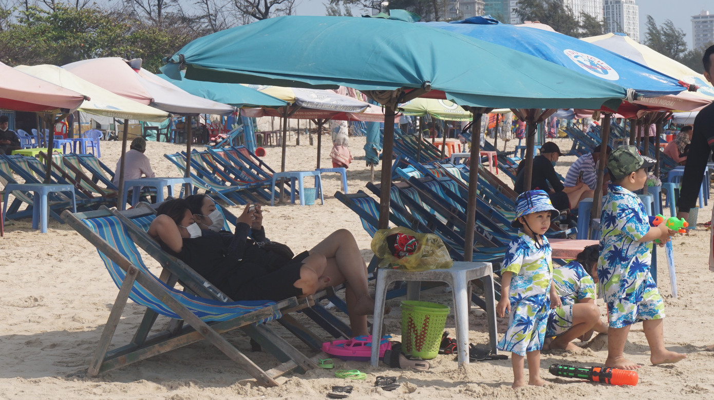 5 thuỷ thủ dương tính SARS-CoV-2: Đường phố Vũng Tàu vắng vẻ, khách tắm biển đeo khẩu trang ảnh 14