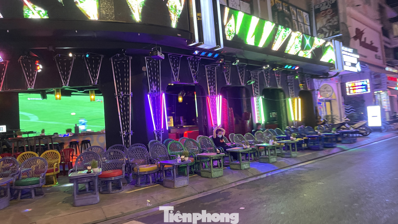 Phố Tây Bùi Viện 'vắng như chùa Bà Đanh' vì COVID-19 ảnh 3