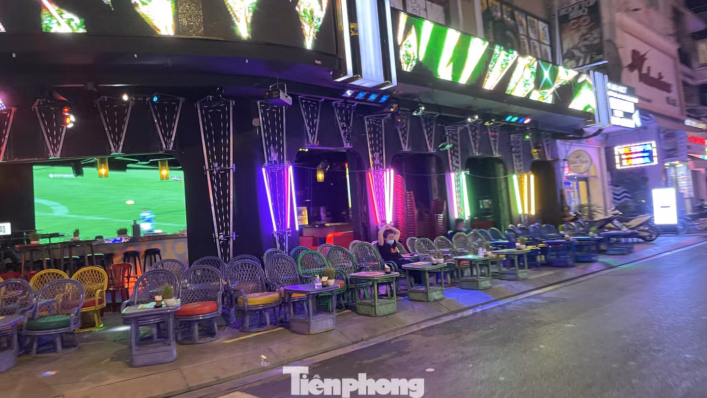 Phố Tây Bùi Viện 'vắng như chùa Bà Đanh' vì COVID-19 ảnh 3