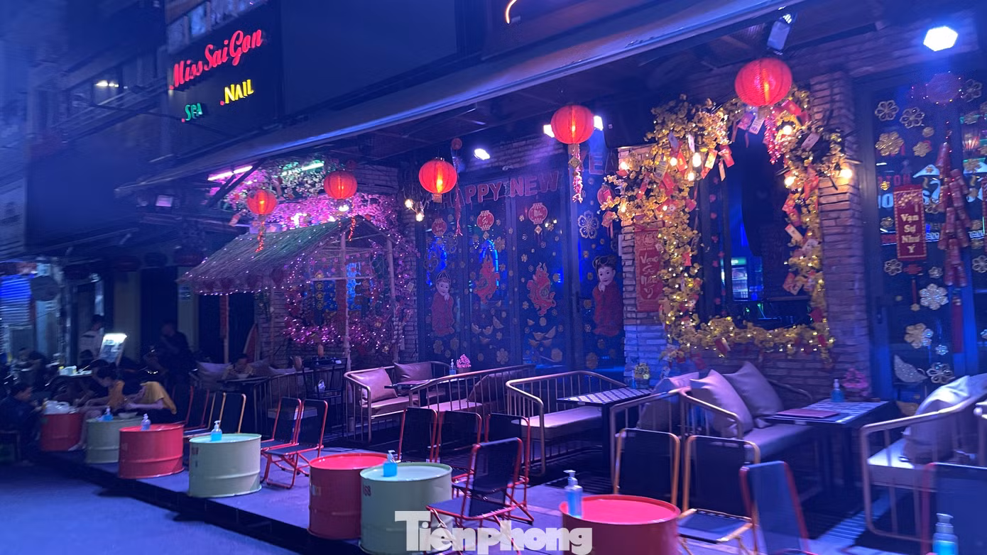 Phố Tây Bùi Viện 'vắng như chùa Bà Đanh' vì COVID-19 ảnh 1
