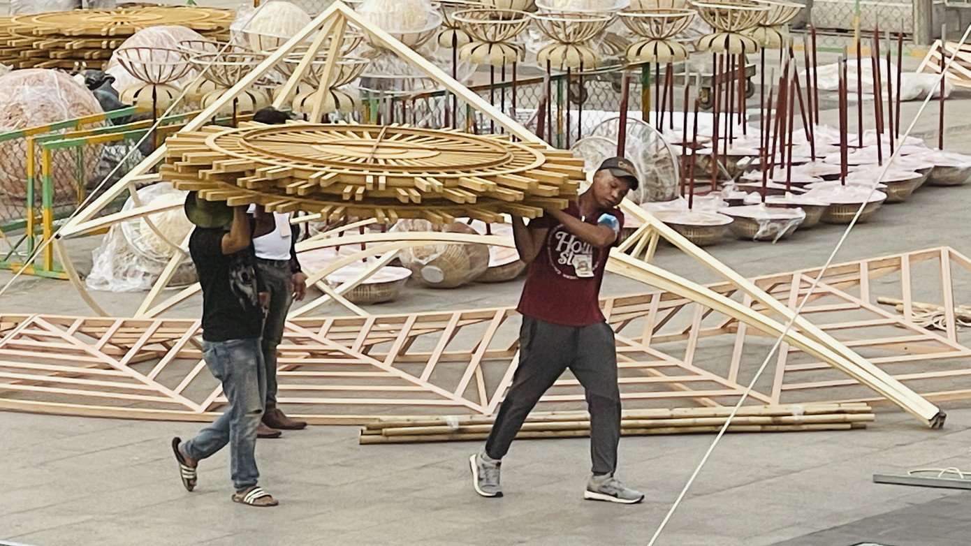 Hối hả thi công đường hoa Nguyễn Huệ ảnh 5