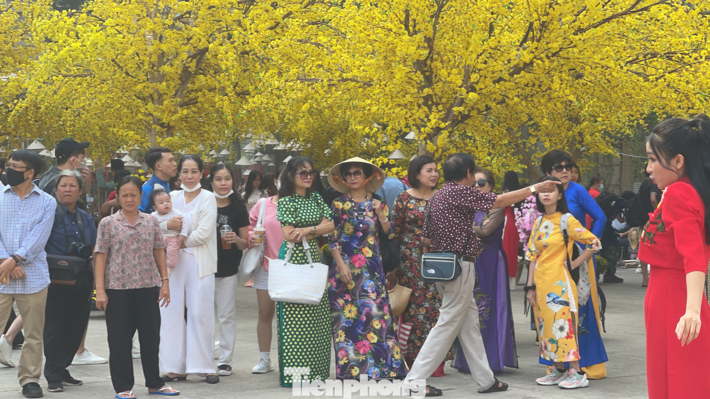 TPHCM: Du xuân sớm, nhiều người lơ là phòng dịch COVID -19 ảnh 9