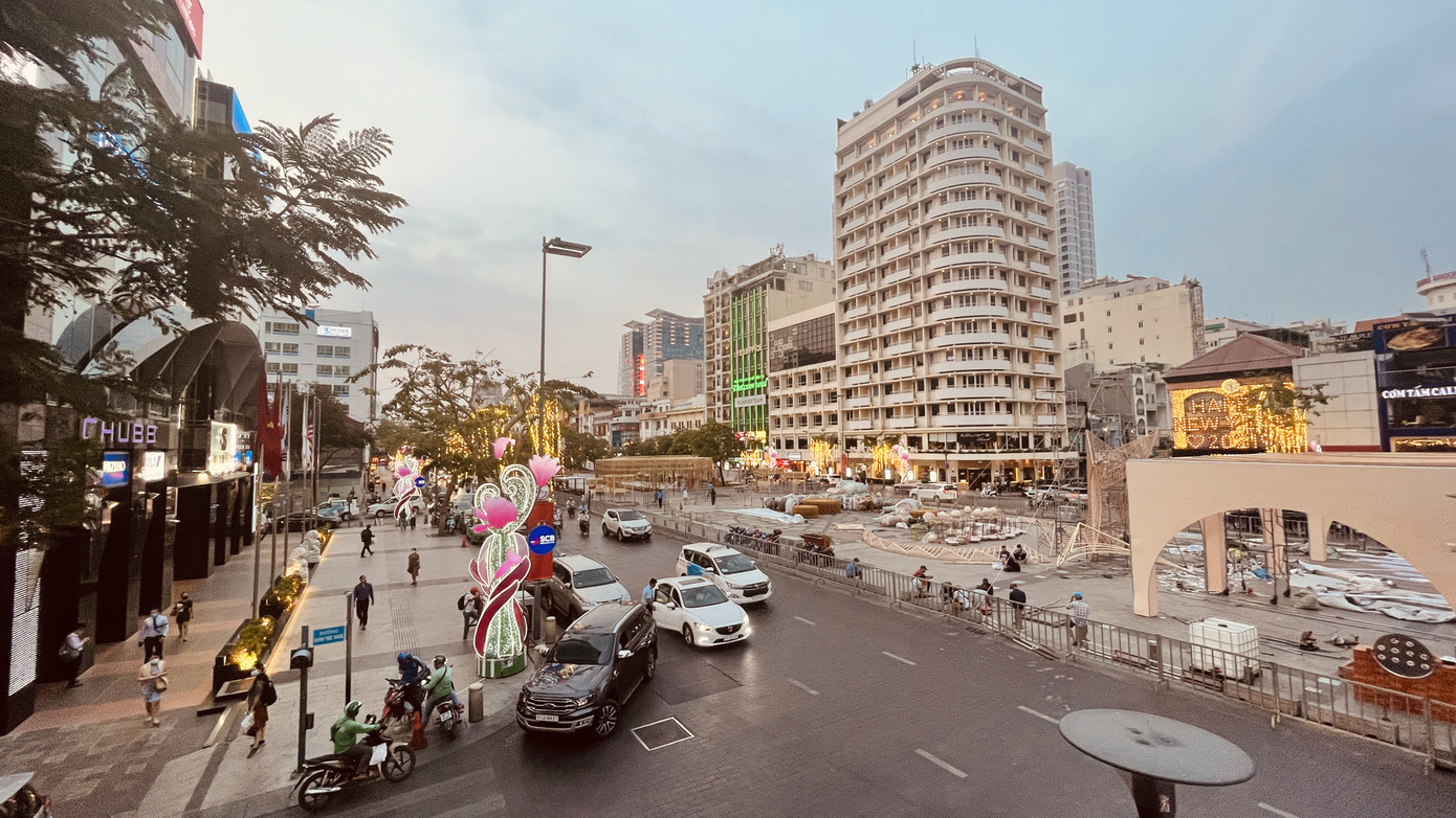 Hối hả thi công đường hoa Nguyễn Huệ ảnh 1