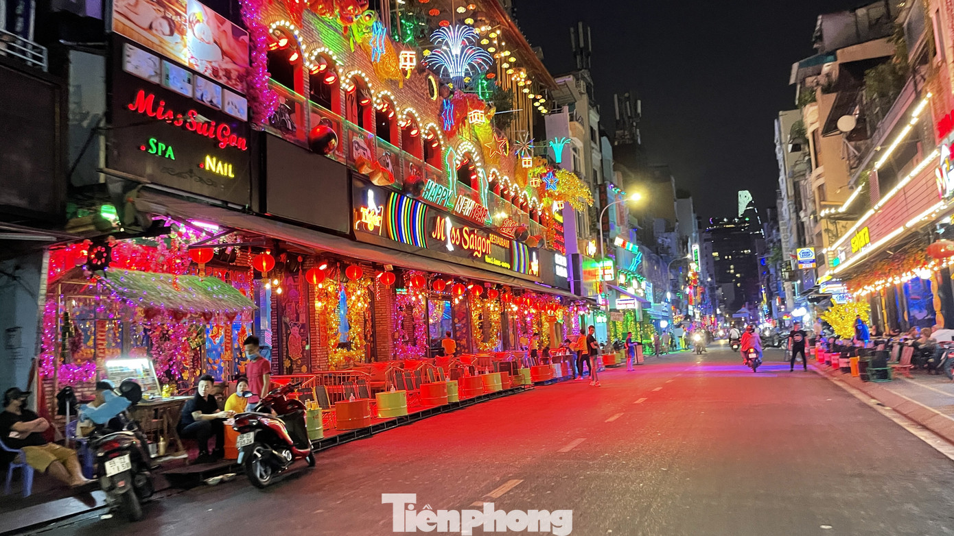 Phố Tây Bùi Viện 'vắng như chùa Bà Đanh' vì COVID-19 ảnh 11