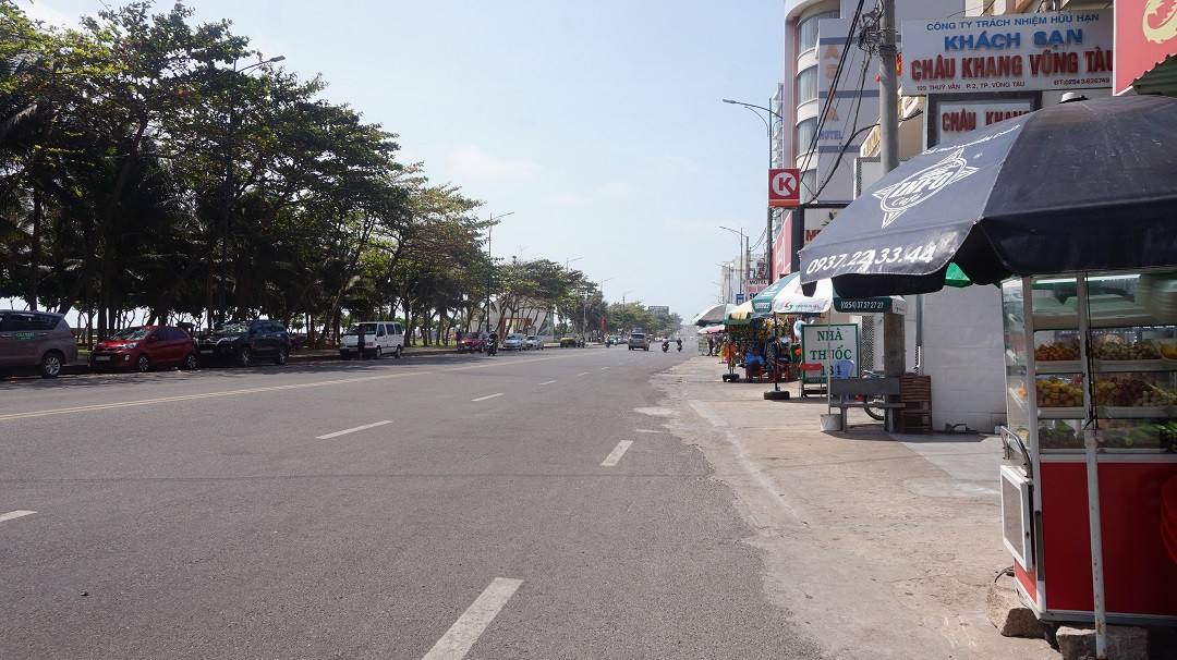 5 thuỷ thủ dương tính SARS-CoV-2: Đường phố Vũng Tàu vắng vẻ, khách tắm biển đeo khẩu trang ảnh 3