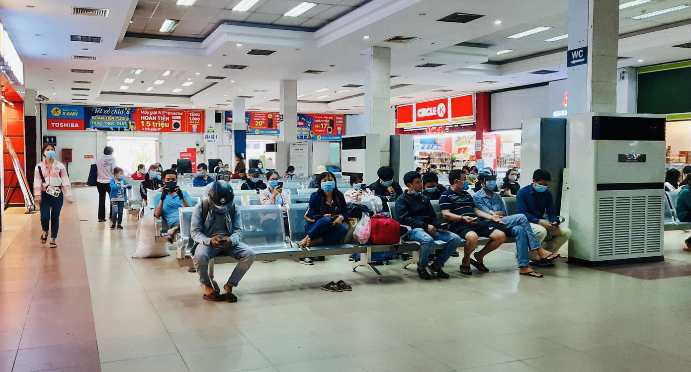 Cận cảnh người dân đi trả vé tàu về Tết ở ga Sài Gòn ảnh 4