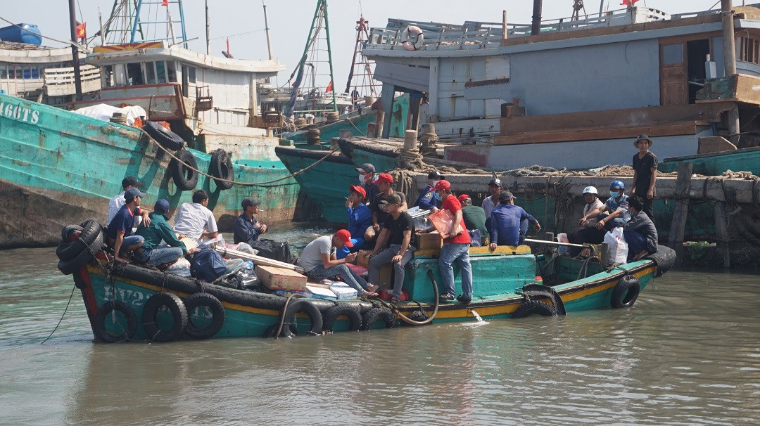 Cảnh ngư dân phấn khởi ra khơi đầu năm lấy lộc ảnh 2