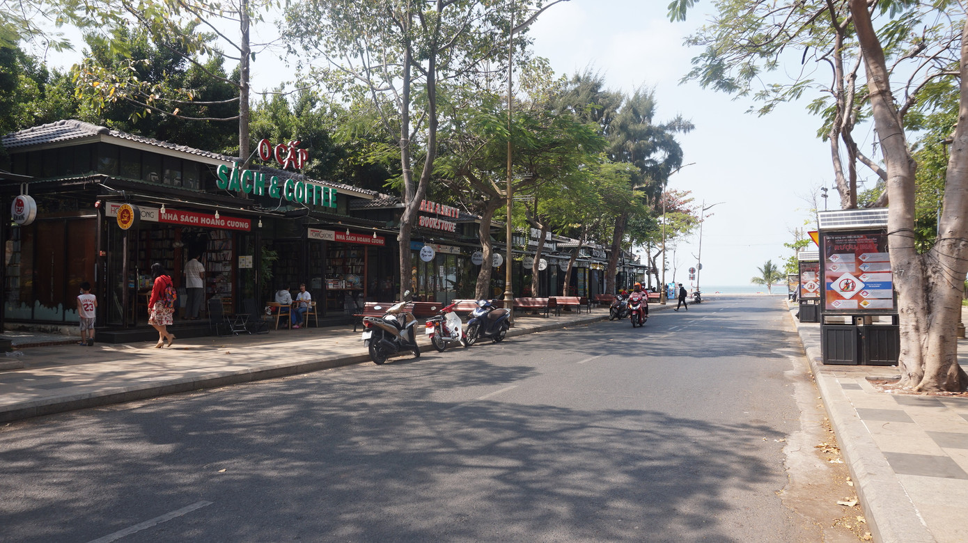 5 thuỷ thủ dương tính SARS-CoV-2: Đường phố Vũng Tàu vắng vẻ, khách tắm biển đeo khẩu trang ảnh 12