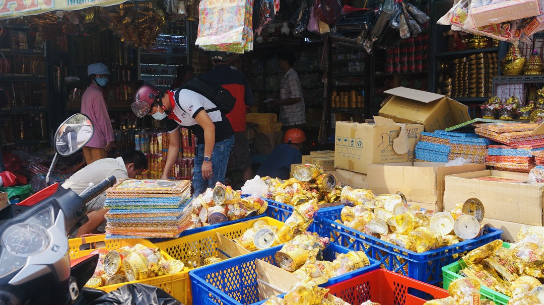 Người Sài Gòn tranh thủ sắm iPad, iPhone về cúng ông Công ông Táo ảnh 13