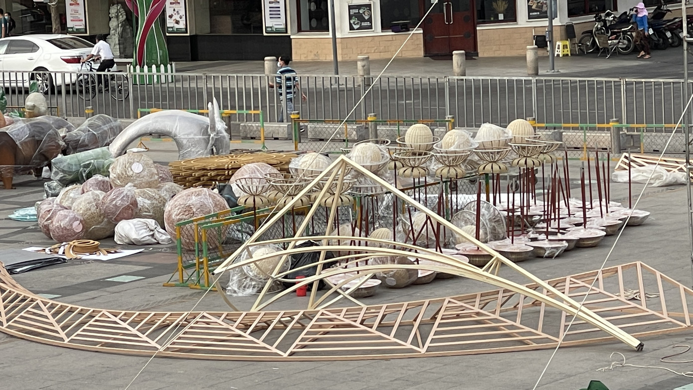 Hối hả thi công đường hoa Nguyễn Huệ ảnh 10