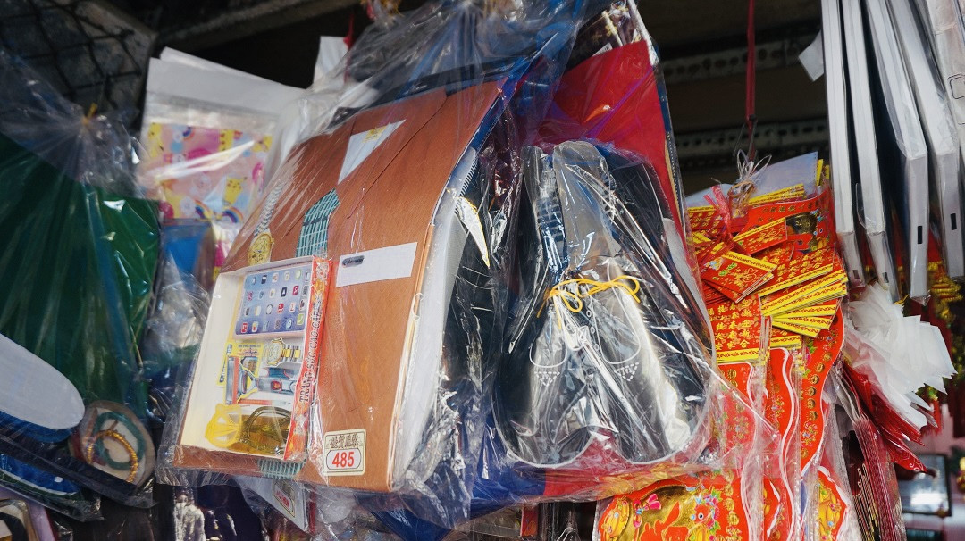 Người Sài Gòn tranh thủ sắm iPad, iPhone về cúng ông Công ông Táo ảnh 1