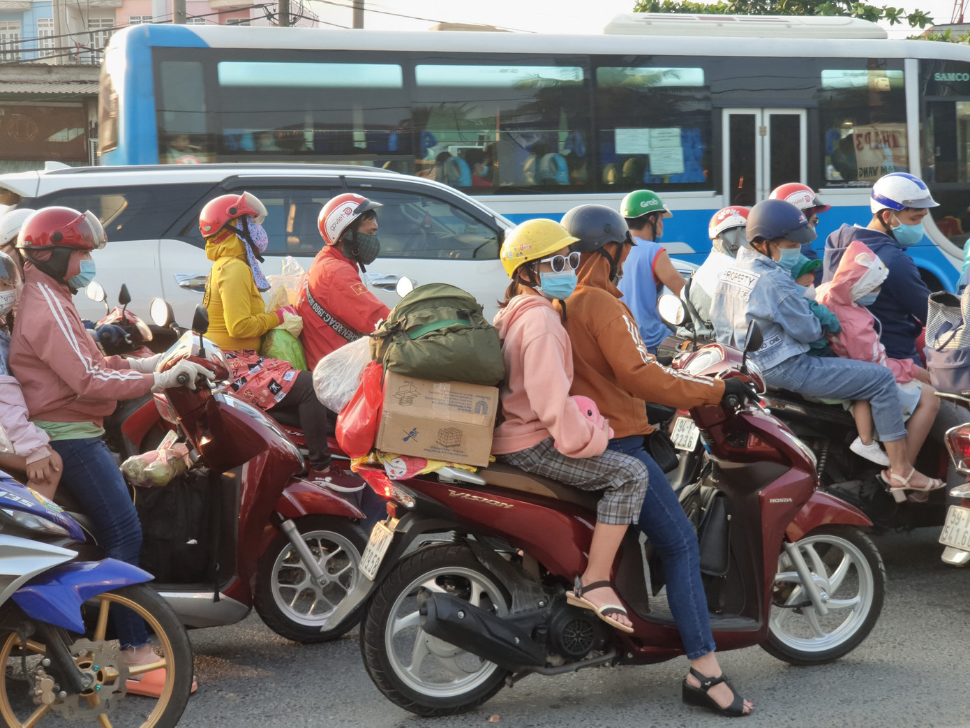 Xe cộ ùn ùn quay lại TPHCM sau kì nghỉ Tết ảnh 12