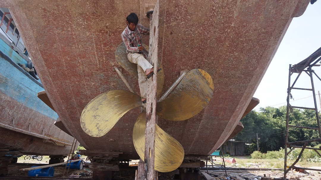 Cảnh ngư dân phấn khởi ra khơi đầu năm lấy lộc ảnh 1