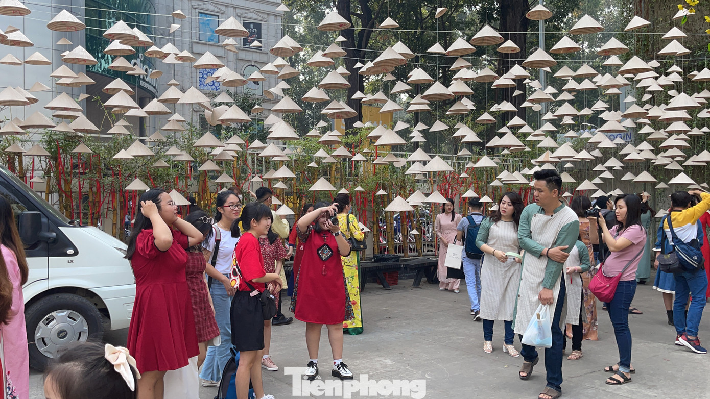 TPHCM: Du xuân sớm, nhiều người lơ là phòng dịch COVID -19 ảnh 8