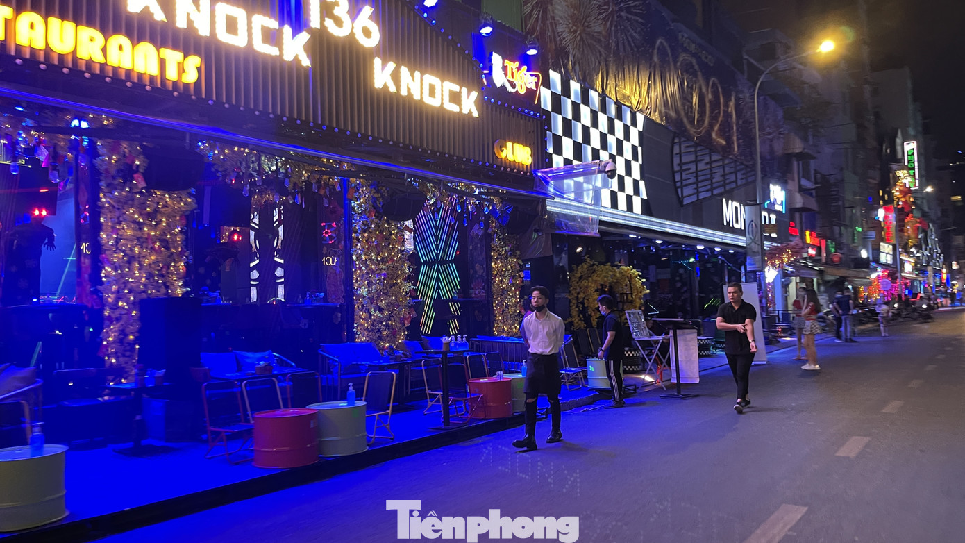 Phố Tây Bùi Viện 'vắng như chùa Bà Đanh' vì COVID-19 ảnh 15