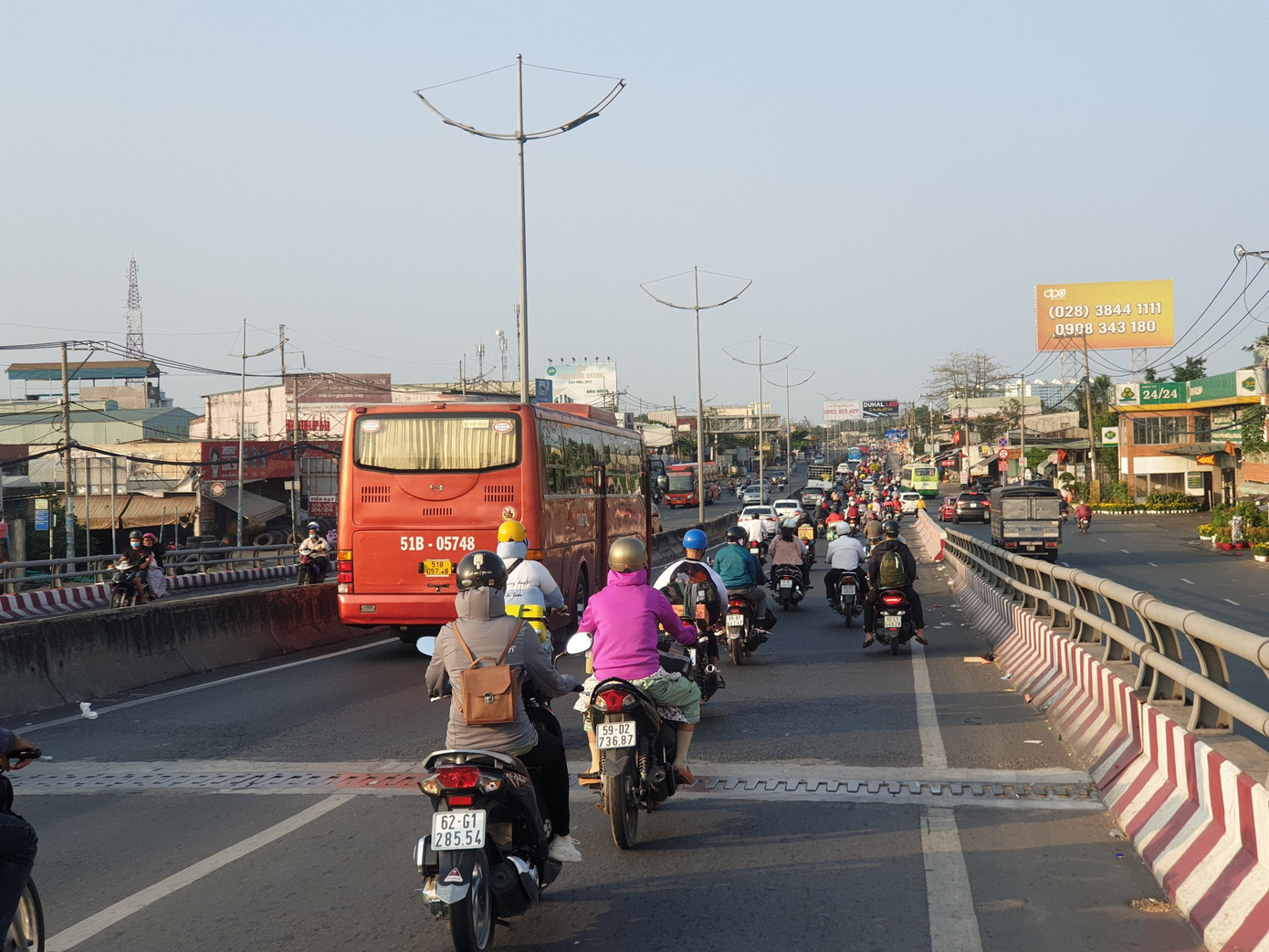 Xe cộ ùn ùn quay lại TPHCM sau kì nghỉ Tết ảnh 16