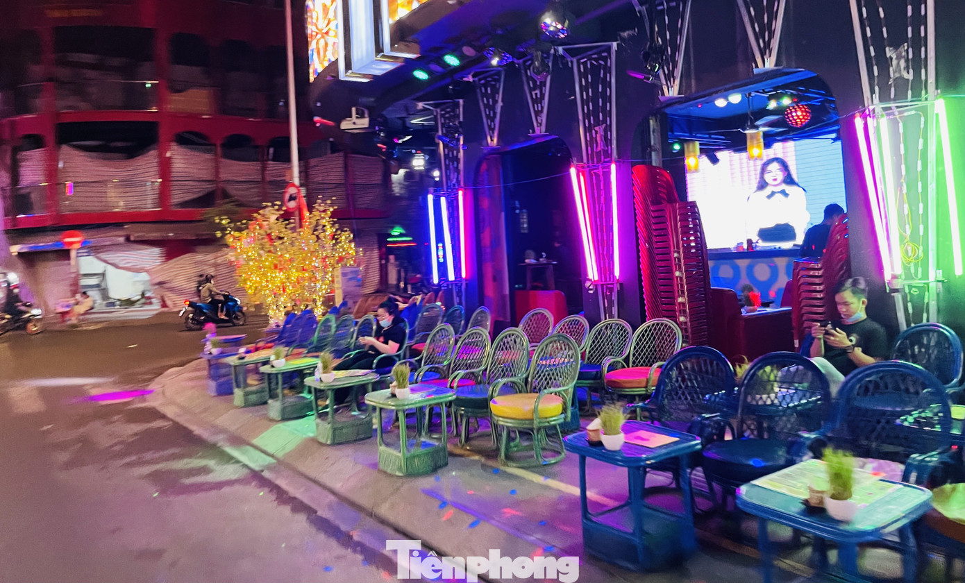 Phố Tây Bùi Viện 'vắng như chùa Bà Đanh' vì COVID-19 ảnh 16