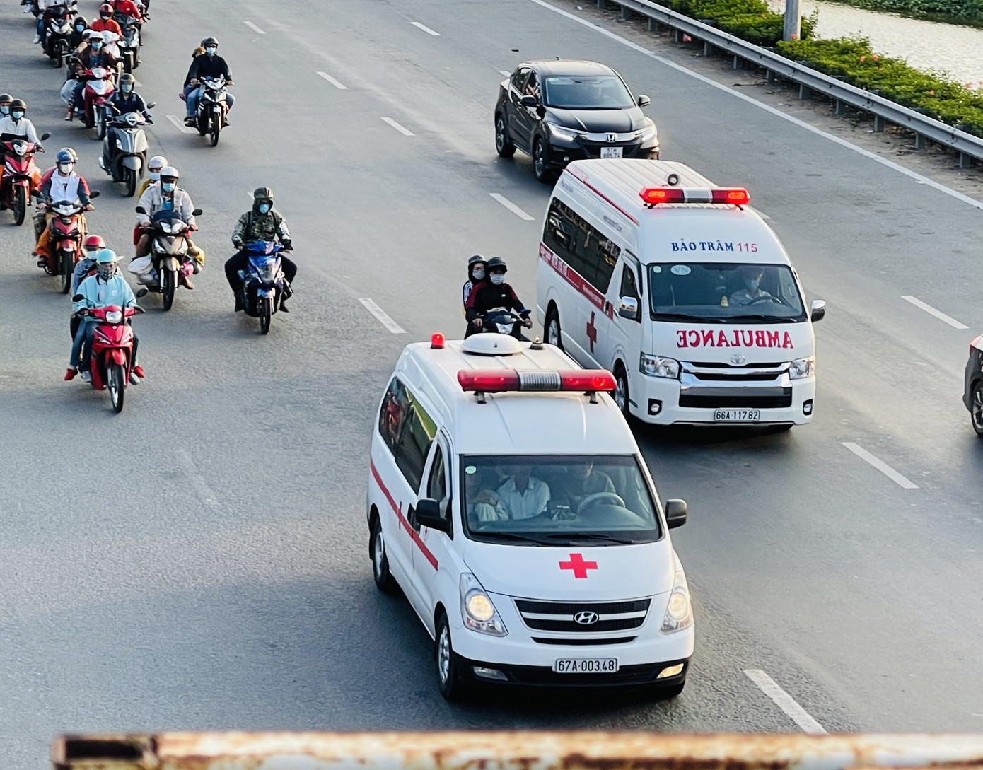 Xe cộ ùn ùn quay lại TPHCM sau kì nghỉ Tết ảnh 19