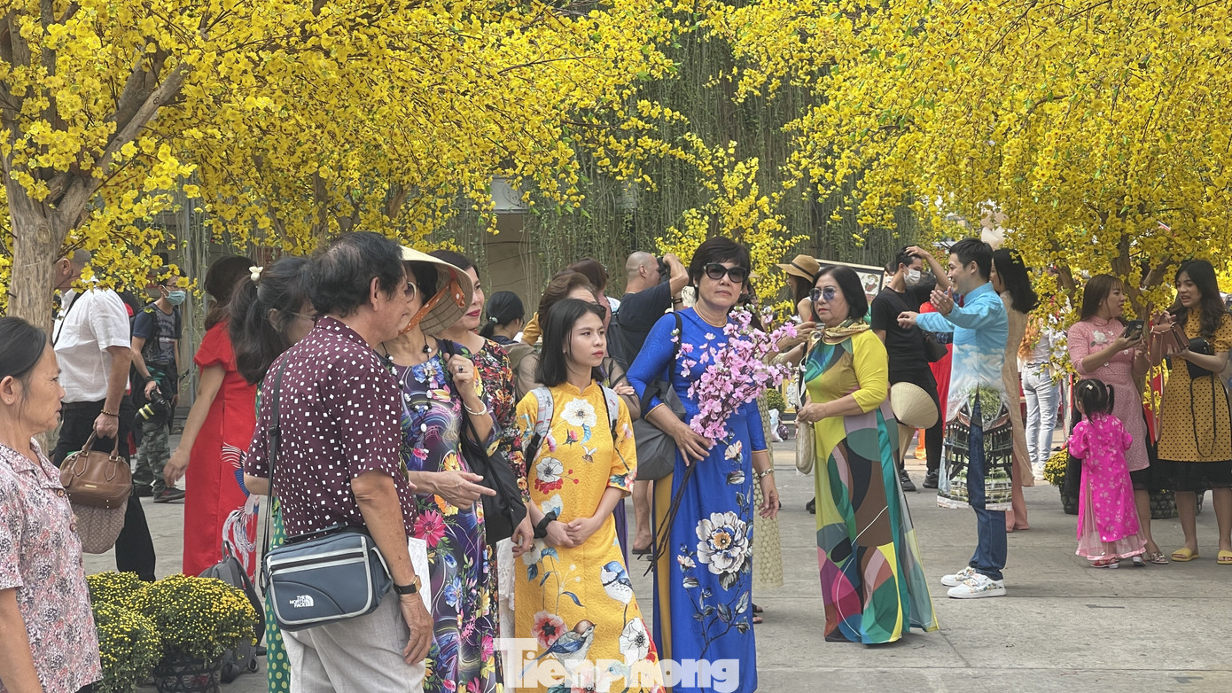 TPHCM: Du xuân sớm, nhiều người lơ là phòng dịch COVID -19 ảnh 4