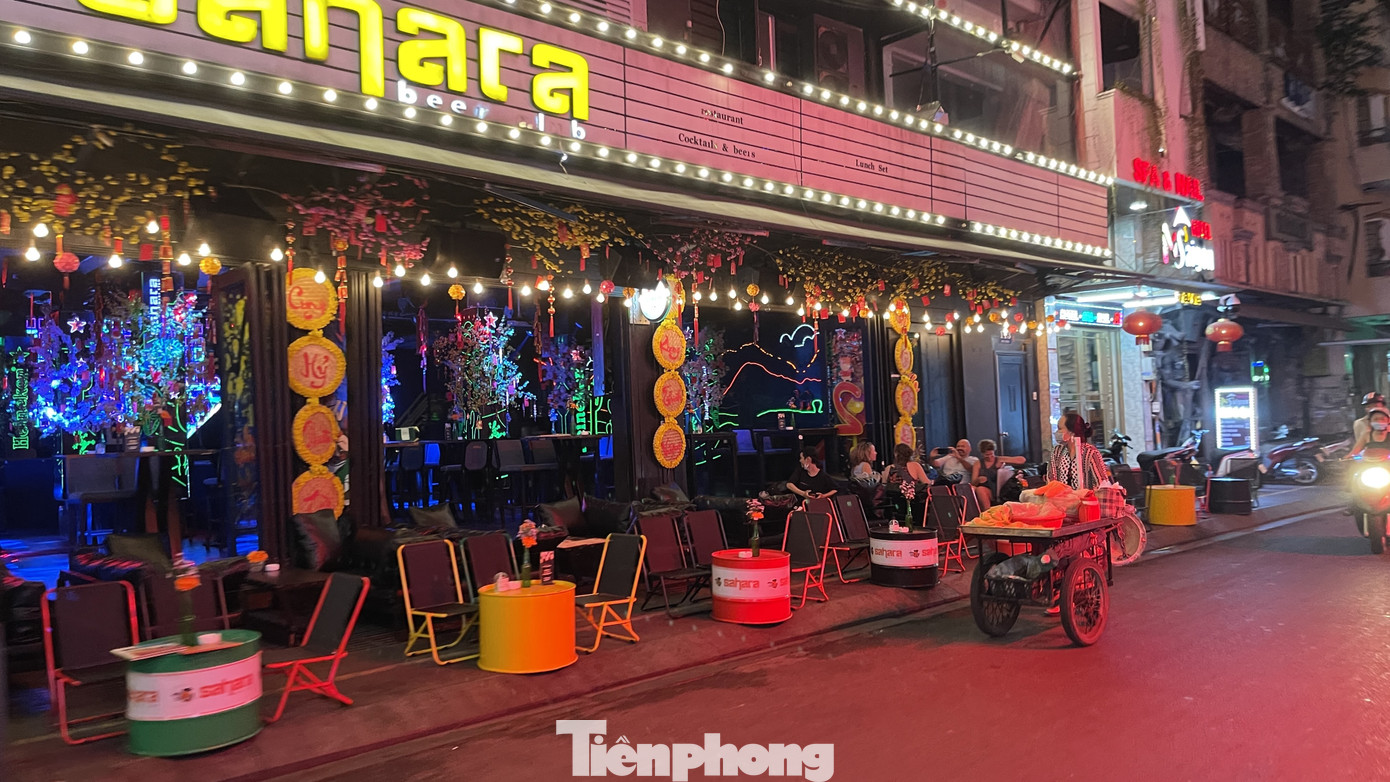 Phố Tây Bùi Viện 'vắng như chùa Bà Đanh' vì COVID-19 ảnh 6